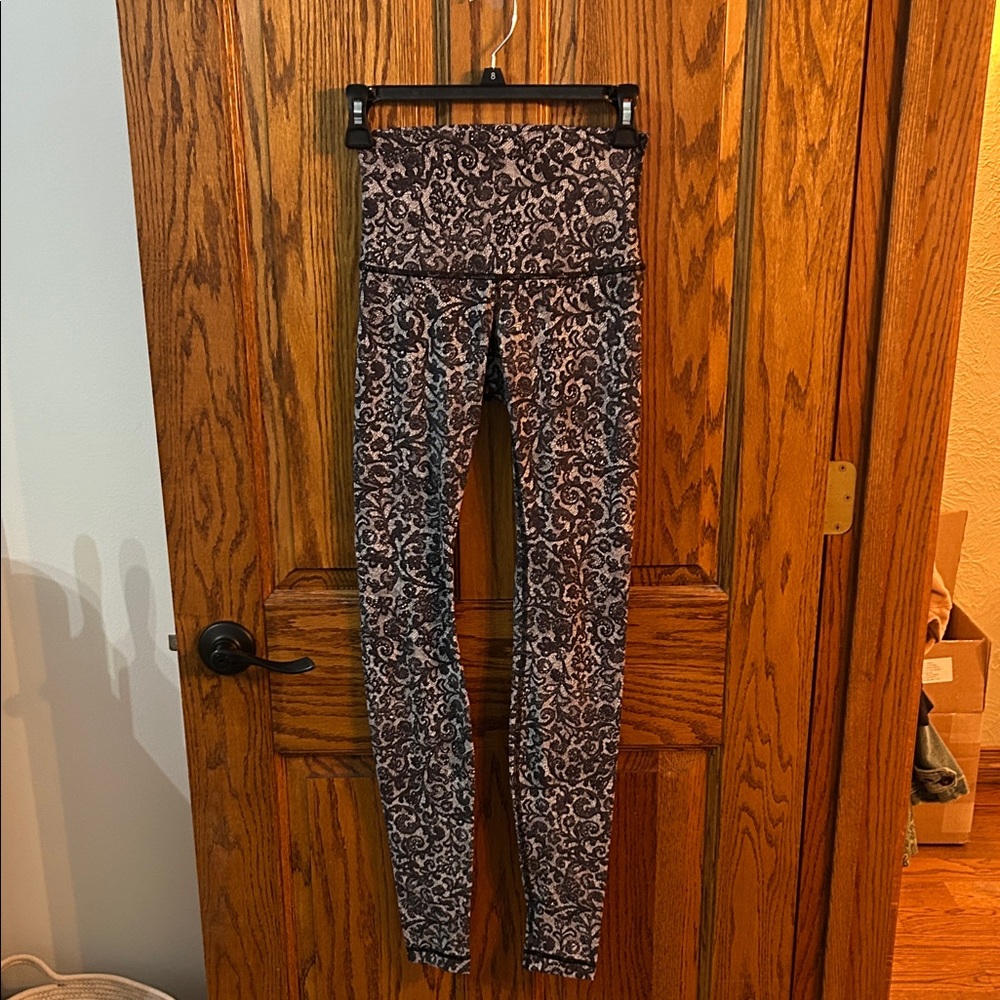 Lululemon NWOT Athletica Black and White Paisley Leggings